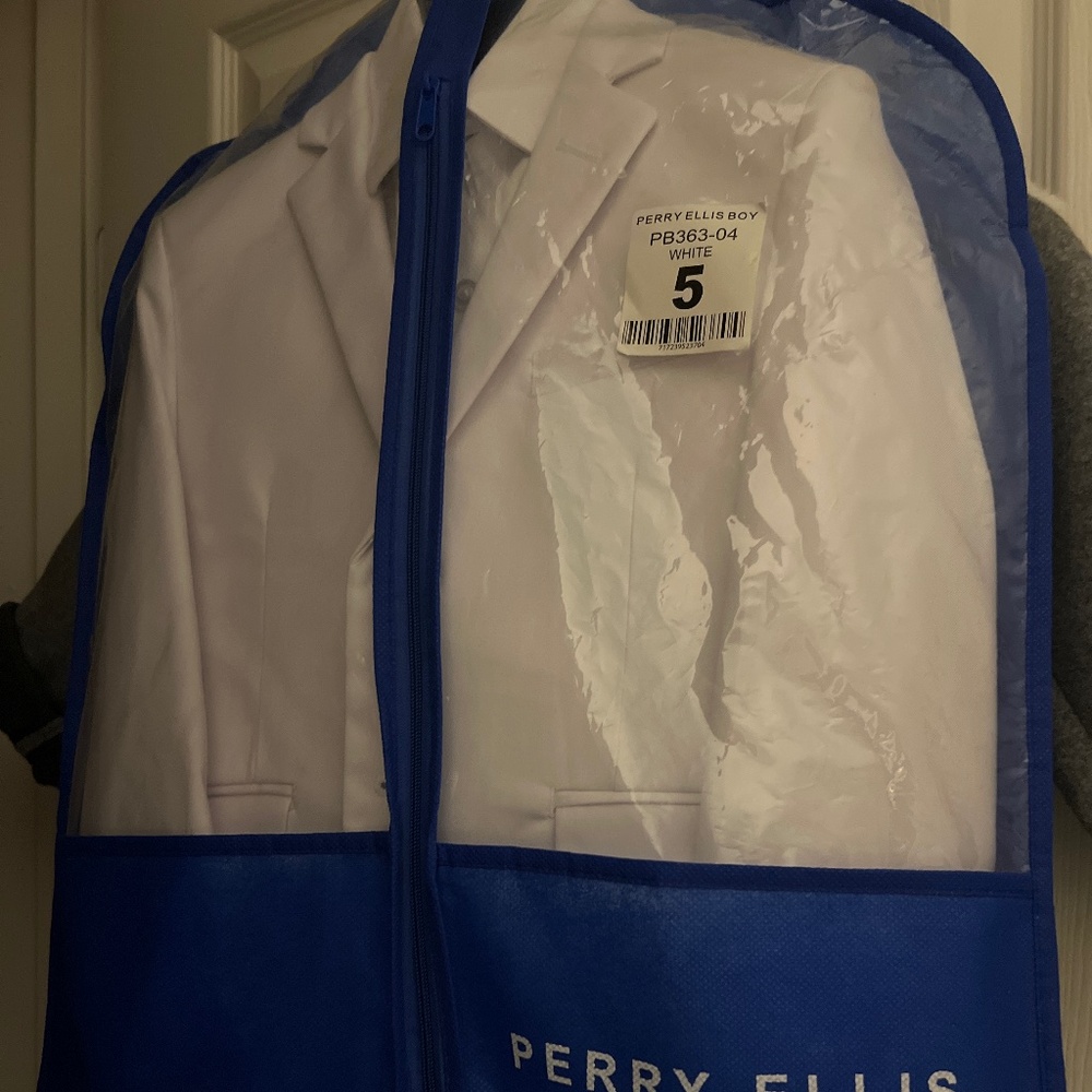 Perry Ellis Boy White suit  (5 piece suit)